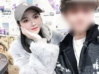 顏值蠻耐看的白嫩御姐少婦，私下裡和炮友約炮，穿開襠黑絲對鏡後入抽插