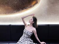 顏值蠻耐看的白嫩御姐少婦，私下裡和炮友約炮，穿開襠黑絲對鏡後入抽插