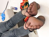 黑絲玉足反差女大學生，商場試衣間立口爆足交不雅私拍