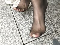 黑絲玉足反差女大學生，商場試衣間立口爆足交不雅私拍