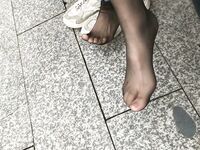 黑絲玉足反差女大學生，商場試衣間立口爆足交不雅私拍