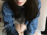 黑絲玉足反差女大學生，商場試衣間立口爆足交不雅私拍