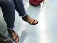 黑絲玉足反差女大學生，商場試衣間立口爆足交不雅私拍