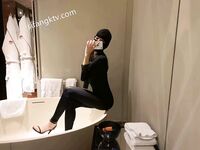 黑絲玉足反差女大學生，商場試衣間立口爆足交不雅私拍