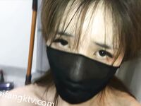 黑絲玉足反差女大學生，商場試衣間立口爆足交不雅私拍