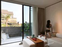 黑絲玉足反差女大學生，商場試衣間立口爆足交不雅私拍