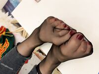 黑絲玉足反差女大學生，商場試衣間立口爆足交不雅私拍