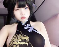 ทวิตเตอร์สาวอกใหญ่สุดเซ็กซี่ ขาวเนียน ขี่ไก่ปลอมสีดำแล้วสอดเข้าไปในจิ๋มสีชมพู พร้อมท่าทีหื่นกาม