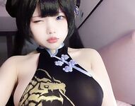 ทวิตเตอร์สาวอกใหญ่สุดเซ็กซี่ ขาวเนียน ขี่ไก่ปลอมสีดำแล้วสอดเข้าไปในจิ๋มสีชมพู พร้อมท่าทีหื่นกาม