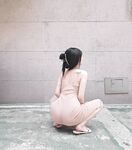 高颜女神，情趣黑丝雪白美乳再配上魅魔淫纹，足以斩杀各年龄层的男人们，蹲在马桶上自插蜜穴，小穴紧夹假鸡巴抖臀