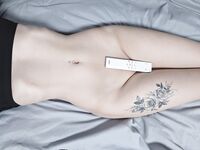 高颜女神，情趣黑丝雪白美乳再配上魅魔淫纹，足以斩杀各年龄层的男人们，蹲在马桶上自插蜜穴，小穴紧夹假鸡巴抖臀