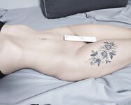 高颜女神，情趣黑丝雪白美乳再配上魅魔淫纹，足以斩杀各年龄层的男人们，蹲在马桶上自插蜜穴，小穴紧夹假鸡巴抖臀