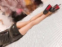 Memasukkan abalon daging lemak melalui stoking tanpa kondom, geseran itu membuatkan wanita muda itu menjerit