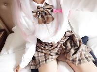 Pure girl welfare collection, the clean and white body actually gave birth to such a lustful soul, exposed on the bus, fingering and masturbating