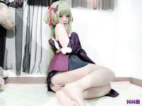 超嫩coser，粉嫩小蘿莉，身材還是很有料的，各種大尺度情趣cos看的人直流口水