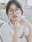 超嫩的眼鏡學生妹，超清純的樣子，私下裡給金主定製自拍視頻，除了奶子小點，身材還挺嫩