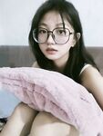 超嫩的眼鏡學生妹，超清純的樣子，私下裡給金主定製自拍視頻，除了奶子小點，身材還挺嫩