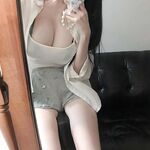 極品巨乳學生妹 三點粉嫩的極品身材 這奶子比我腦袋都大 白虎嫩穴淫水被操的噴一地