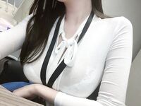 極品巨乳學生妹 三點粉嫩的極品身材 這奶子比我腦袋都大 白虎嫩穴淫水被操的噴一地