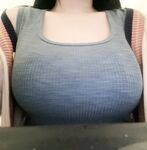 極品巨乳學生妹 三點粉嫩的極品身材 這奶子比我腦袋都大 白虎嫩穴淫水被操的噴一地