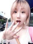 被攝影師的拿下的女大 ！自己抱著雙腿被爸爸肏 ~永遠是爸爸的乖寶寶 ~緊致粉嫩小穴無法抵擋的誘惑