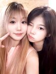 被攝影師的拿下的女大 ！自己抱著雙腿被爸爸肏 ~永遠是爸爸的乖寶寶 ~緊致粉嫩小穴無法抵擋的誘惑