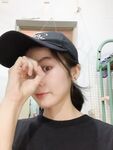 大二校花20歲身高167極品小母狗，生活照性愛視頻曝光，風油精滴逼調