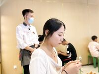 【S級泄密】唐山良家小嬌妻徹底放開，換上各種暴露情趣裝從害羞到狗鏈含球，白皙肥臀露臉性愛自拍，原檔無水印