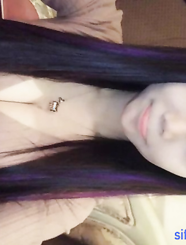 The pure loli with double ponytails half took off her panties and was fucked casually by her fuck buddy. The hairless pink pussy was filmed from the first perspective. She kept screaming in and out, and she was enjoying it very much, covering her face