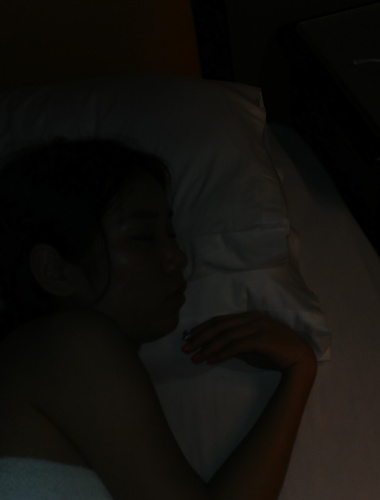 ふしだらな写真家が若いモデルを写真撮影のために香港に連れて行き、機会を見つけて彼に薬を飲ませてホテルに連れ込み、さまざまな体位でセックスさせた。