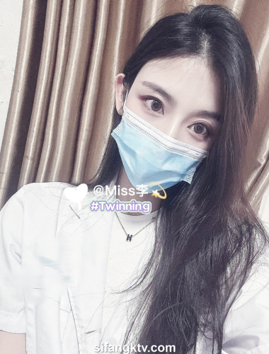 외모와 아름다운 가슴을 가진 여신 블로거 "항저우 인형"이 그녀의 로리 절친 "잉어"와 협력하여 간호계 Li Xiaolu에 그녀의 섹시 함을 고화질로 보여줍니다.