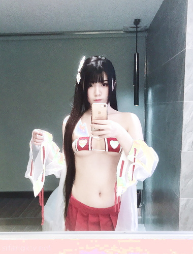 推特萝莉女神『落落Raku』超大尺度COS动漫私拍《淫欲女皇》超美诱惑 