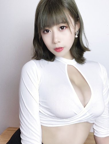 Naixi Jiang Nice-Selfie No. 12-仕事をきちんとしていない秘書