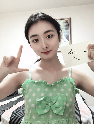 コントラストと露出の美しさYing Dashen [Yi Shao]カスタマイズ+緑の服を着た半身セクシーで卑猥な写真19セット