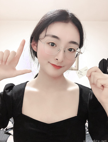 反差露脸美女应大神【一少】定制+19套情趣淫照黑色衣服半身