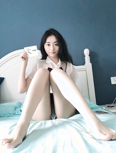 反差露臉美女應大神【一少】定製+19套情趣淫照 學生裝