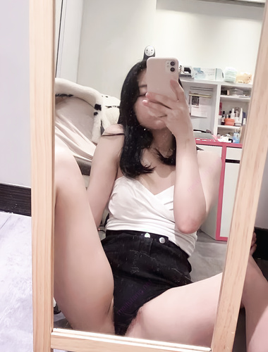 《精品泄密》被调教成小母狗的美女大学生「我家的狗说她很想见你,对的就是我」