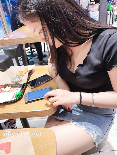 Showing your face is the way to go! The top cuckold is a ruthless man, Guangdong's big-breasted and beautiful hotwife [Yaya] privately filmed the second season, showing her face during a 3P outdoors in a shopping mall