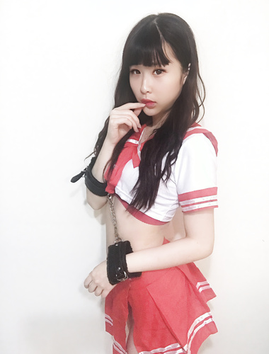 《台湾情侣泄密》红色学生制服美女用按摩棒自慰和男友啪啪遭曝光