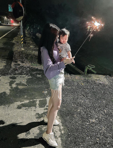 「台湾カップルの流出」生放送、物販の少女は彼氏の強力な訓練の下でどう行動するのか❤️セクシーなレースのパジャマ、学生服、オーガズムと潮吹き