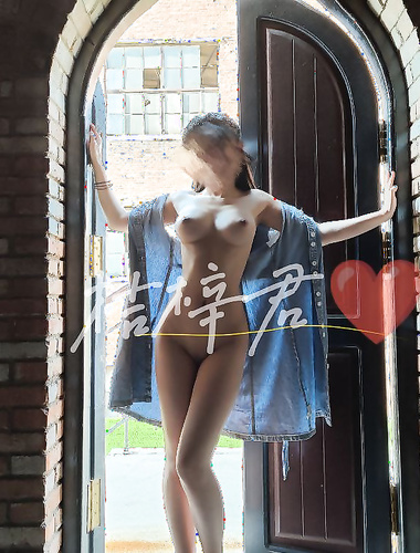 炸裂！出道即巅峰，新手露出界天花板女神【桔梓】专玩人前露出地铁超市火车上公园毫无底线，啪啪自慰勾引能玩的都完了