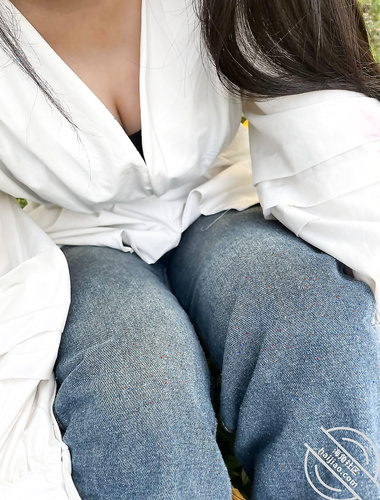 海角社区父女乱伦大神【爱女儿的每一天】单亲爸爸后入巨乳女儿的密桃臀，射出来的精液长得跟虫子似的