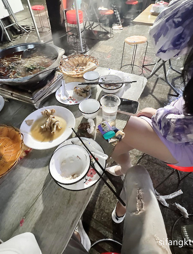 Phần tiếp theo của vụ loạn luân giữa chị gái và anh trai của Haijiao God [chị gái ruột có thể phun nước] lại xuất hiện ở đây! Em gái cao 1m65 xinh đẹp cưỡng hiếp em gái tôi khi đang chơi game. Mẹ tôi bất ngờ quay lại giữa đêm, lẻn vào phòng xuất tinh và b