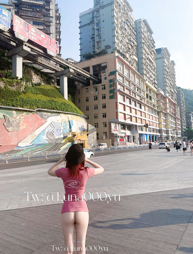 顶级反差女神〖娜娜爱之屋〗最新露出挑战，人来人往商场地铁人前偷偷露出，紧张刺激！超级反差