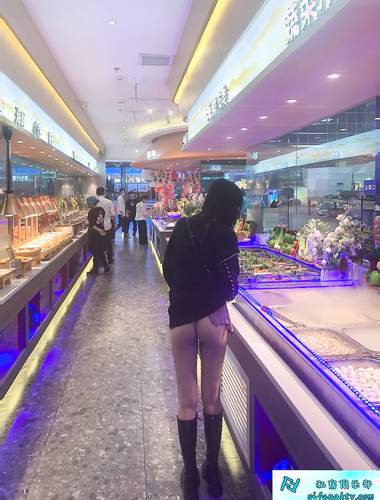 顶级反差女神〖娜娜爱之屋〗最新露出挑战2，人来人往商场地铁人前偷偷露出，紧张刺激！超级反差