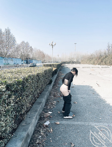 Ang mahusay na master ng Haijia Community [My Bitch Landlord] Hot Spring Gate at ang magandang landlady ay nakababad sa hot spring sa harap ng lahat, hindi pinapansin ang mga dumadaan