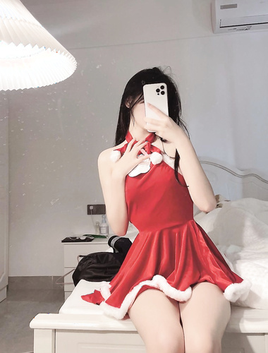 舞蹈學院學姐女神〖momo〗最新復出福利，魔鬼身材超緊小嫩逼 清純靚麗的外表下有一顆淫盪的心