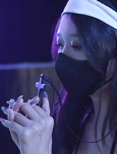 Hashimoto Rau mùi nữ tu đôi tất đen trắng