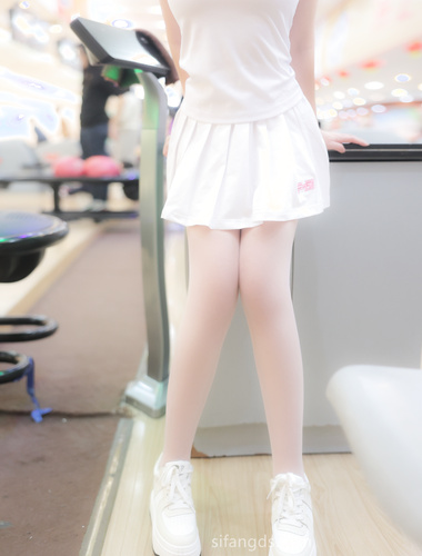 New work in 2024, privately shot by Xiuren.com’s famous model, [Small French Fries], exposed in a bowling alley in a public place, large scale, with leaks, there are many people around