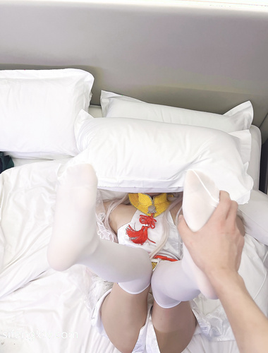 推特上海高颜值S级名媛【可乐姐姐】福利私拍，剃完毛道具紫薇玩的不亦乐乎与富二代交合淫叫不停